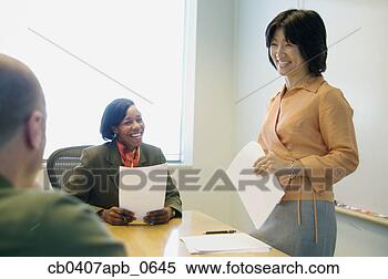 Banco de Imagem - negócio,  executivos, 
 sorrindo,  escritório. 
fotosearch - busca 
de fotos, imagens 
e clipart