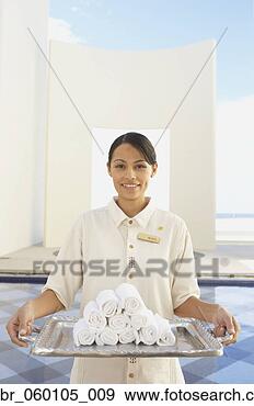Arquivo Fotográficos - hotel,   empregado, 
  segurando,  
 prata,   bandeja, 
  rolado. fotosearch 
- busca de fotos, 
imagens e clipart
