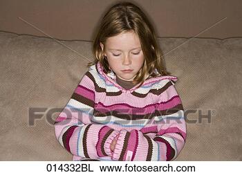 Banco de Imagem - triste,  menina, 
 listrado,  pullover, 
 sentando,  sofá. 
fotosearch - busca 
de fotos, imagens 
e clipart