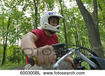 Banco de Imagem - jovem,  dirigindo, 
 quad,  através, 
 floresta. fotosearch 
- busca de fotos, 
imagens e clipart