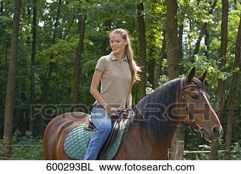 Hazır Fotoğraf - küçük, kadin, 
at. fotosearch 
- foto, resim, 
görüntü ve foto 
klipart ara