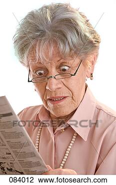 Banco de Imagem - idoso, mulher, 
olha, surpreendido, 
ela, lê, jornal. 
fotosearch - busca 
de fotos, imagens 
e clipart