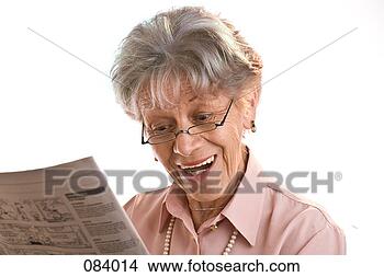 Banco de Imagem - idoso,  mulher, 
 sorrisos,  ela, 
 lê,  jornal. 
fotosearch - busca 
de fotos, imagens 
e clipart