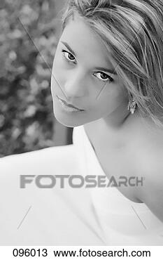 Banco de Imagem - jovem,  mulher, 
 vestido,  olha, 
 cima,  câmera. 
fotosearch - busca 
de fotos, imagens 
e clipart