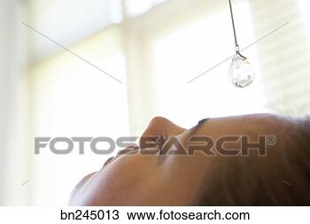 Banco de Imagem - cristal,  dangling, 
 acima,  mulher, 
 testa. fotosearch 
- busca de fotos, 
imagens e clipart