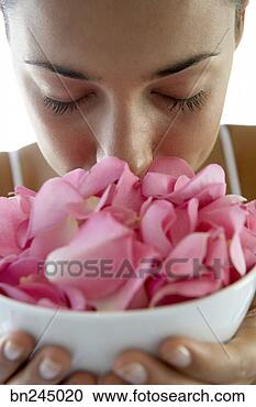 Arquivo de Fotografias - mulher,  cheirando, 
 tigela,  flor, 
 pétalas. fotosearch 
- busca de fotos, 
imagens e clipart