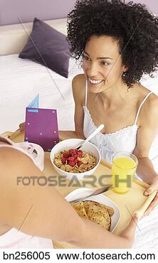 Banco de Imagem - mulher,  recebendo, 
 pequeno almoço, 
 cama. fotosearch 
- busca de fotos, 
imagens e clipart