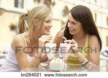 Arquivo de Fotografia - adolescente,  
meninas,  milkshakes. 
fotosearch - busca 
de fotos, imagens 
e clipart