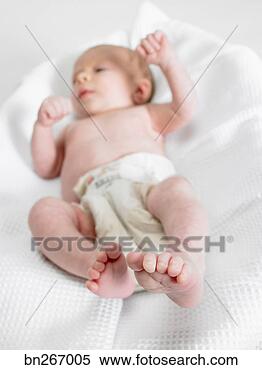 Banco de Imagem - bebê,  mentindo, 
 baixo. fotosearch 
- busca de fotos, 
imagens e clipart