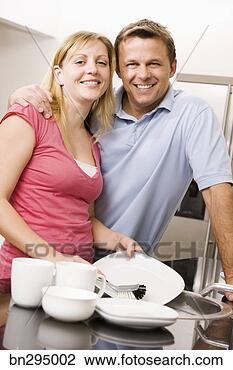 Banco de Imagem - par,  lavando, 
 pratos. fotosearch 
- busca de fotos, 
imagens e clipart