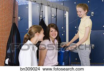 Banco de Imagem - meninas,  locker, 
 sala. fotosearch 
- busca de fotos, 
imagens e clipart