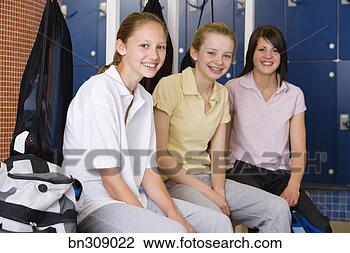 Banco de Imagem - meninas,  sentando, 
 locker,  sala. 
fotosearch - busca 
de fotos, imagens 
e clipart