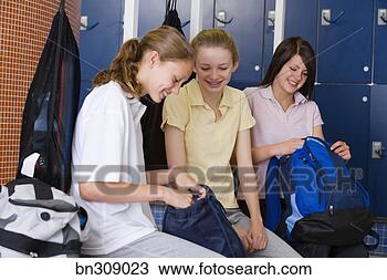 Banco de Imagem - meninas,  sentando, 
 locker,  sala. 
fotosearch - busca 
de fotos, imagens 
e clipart