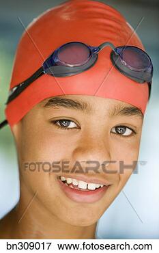 Foto - menino,  nadador, 
 óculos proteção. 
fotosearch - busca 
de fotos, imagens 
e clipart