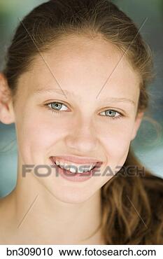 Arquivo de Fotografias - retrato,  sorrindo, 
 menina. fotosearch 
- busca de fotos, 
imagens e clipart