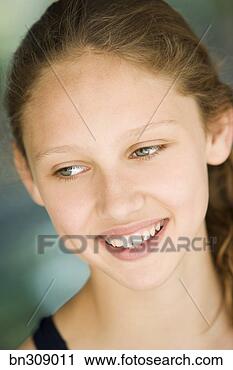 Arquivo de Fotografia - retrato,  sorrindo, 
 menina. fotosearch 
- busca de fotos, 
imagens e clipart