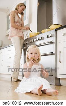 Banco de Imagem - criança,  sentando, 
 chão,  mãe,  
falando,  telefone, 
 cozinha. fotosearch 
- busca de fotos, 
imagens e clipart