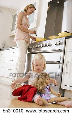 Arquivo de Fotografias - criança,   tocando, 
  cozinha,   chão, 
  enquanto,   
mãe,   prepara. 
fotosearch - busca 
de fotos, imagens 
e clipart