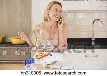 Banco de Imagem - mãe,  cozinha, 
 criança,  falando, 
 telefone. fotosearch 
- busca de fotos, 
imagens e clipart