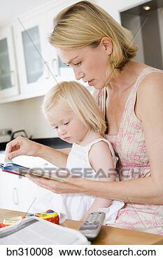 Banco de Imagem - mãe,  leitura, 
 criança,  cozinha. 
fotosearch - busca 
de fotos, imagens 
e clipart