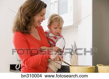 Banco de Imagem - mãe,  segurando, 
 criança,  enquanto, 
 fazer,  alimento, 
 cozinha. fotosearch 
- busca de fotos, 
imagens e clipart
