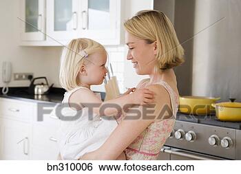 Banco de Imagem - mãe,  segurando, 
 criança,  cozinha. 
fotosearch - busca 
de fotos, imagens 
e clipart