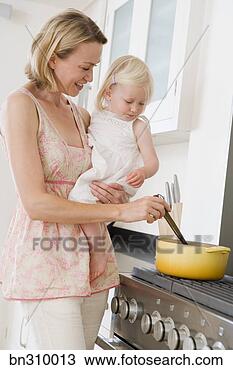Banco de Imagem - mãe,  segurando, 
 criança,  fazer, 
 alimento,  cozinha. 
fotosearch - busca 
de fotos, imagens 
e clipart