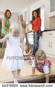 Banco de Imagem - mães,  observar, 
 crianças,  tocando, 
 cozinha. fotosearch 
- busca de fotos, 
imagens e clipart
