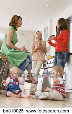 Banco de Imagem - mães,  observar, 
 crianças,  tocando, 
 cozinha. fotosearch 
- busca de fotos, 
imagens e clipart