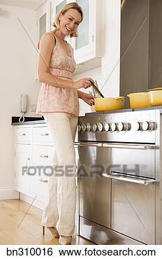 Banco de Imagem - mulher,  cozinhar, 
 cozinha. fotosearch 
- busca de fotos, 
imagens e clipart