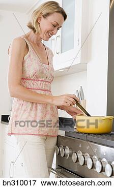 Foto - mulher,  cozinhar, 
 cozinha. fotosearch 
- busca de fotos, 
imagens e clipart