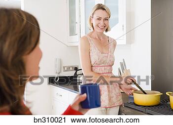 Arquivo de Fotografia - mulher,  cozinhar, 
 cozinha,  falando, 
 amigo. fotosearch 
- busca de fotos, 
imagens e clipart