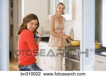Banco de Imagem - mulher,  cozinhar, 
 cozinha,  falando, 
 amigo. fotosearch 
- busca de fotos, 
imagens e clipart