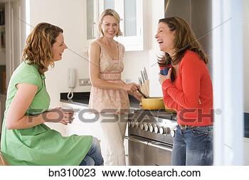 Banco de Imagem - mulher,  cozinhar, 
 cozinha,  falando, 
 amigos. fotosearch 
- busca de fotos, 
imagens e clipart