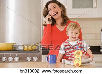 Banco de Imagem - mulher,  criança, 
 falando,  telefone, 
 cozinha. fotosearch 
- busca de fotos, 
imagens e clipart