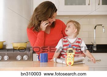 Banco de Imagem - mulher,  criança, 
 falando,  telefone, 
 cozinha. fotosearch 
- busca de fotos, 
imagens e clipart