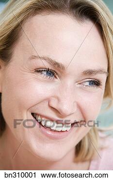 Arquivo de Fotografia - sorrindo,  mulher. 
fotosearch - busca 
de fotos, imagens 
e clipart