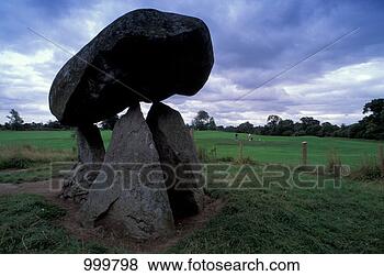 Banco de Imagem - proleek,  dolmen. 
fotosearch - busca 
de fotos, imagens 
e clipart