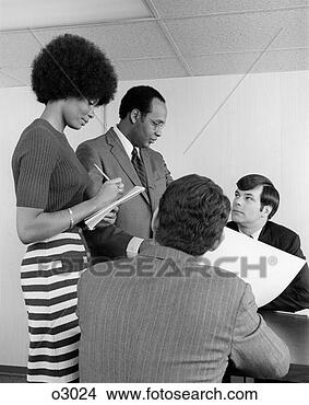 Banco de Imagem - grupo,  dois, 
 branca,  um, 
 pretas,  executivos, 
 tendo,  discussão. 
fotosearch - busca 
de fotos, imagens 
e clipart