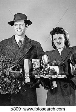 Arquivo Fotográficos - 1940,   par,  
 ficar,   inverno, 
  casacos,   segurando. 
fotosearch - busca 
de fotos, imagens 
e clipart