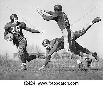 图吧 - 1940S, 三个人, 玩足球, 真皮, 钢盔, 一个