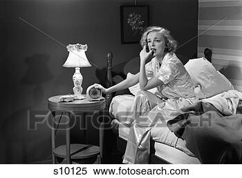图片银行 - 1950S, <em>妇女</em>, <em>丝绸, 睡衣</em>, 坐, 边缘, 在