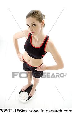 Banco de Imagem - mulher,  usando, 
 peso,  escala. 
fotosearch - busca 
de fotos, imagens 
e clipart
