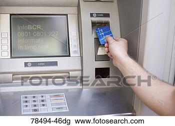 Banco de Imagem - pessoa,  pôr, 
 cartão,  automatizado, 
 caixa,  máquina. 
fotosearch - busca 
de fotos, imagens 
e clipart