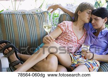 Banco de Imagem - afeto,  par,  
bebendo,  vinho, 
 sofá. fotosearch 
- busca de fotos, 
imagens e clipart