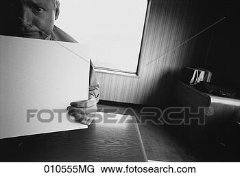 Banco de Imagem - homem negócios, 
 sentando,  escrivaninha, 
 olhar,  grande, 
 em branco. fotosearch 
- busca de fotos, 
imagens e clipart