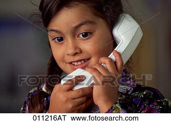 Banco de Imagem - close-up,  jovem, 
 hispânico,  menina, 
 falando,  telefone. 
fotosearch - busca 
de fotos, imagens 
e clipart