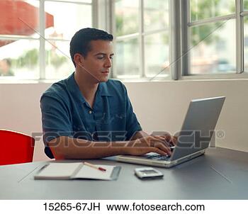Banco de Imagem - usando,  laptop, 
 dentro. fotosearch 
- busca de fotos, 
imagens e clipart