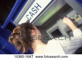 Banco de Imagem - adolescente,  
menina,  usando, 
 atm,  europa. 
fotosearch - busca 
de fotos, imagens 
e clipart