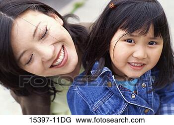 Banco de Imagem - mãe,  filha,  
headshots,  ao 
ar livre. fotosearch 
- busca de fotos, 
imagens e clipart